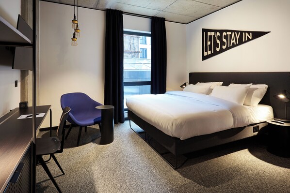 Schreibtisch, laptopgeeigneter Arbeitsplatz, Verdunkelungsvorhänge