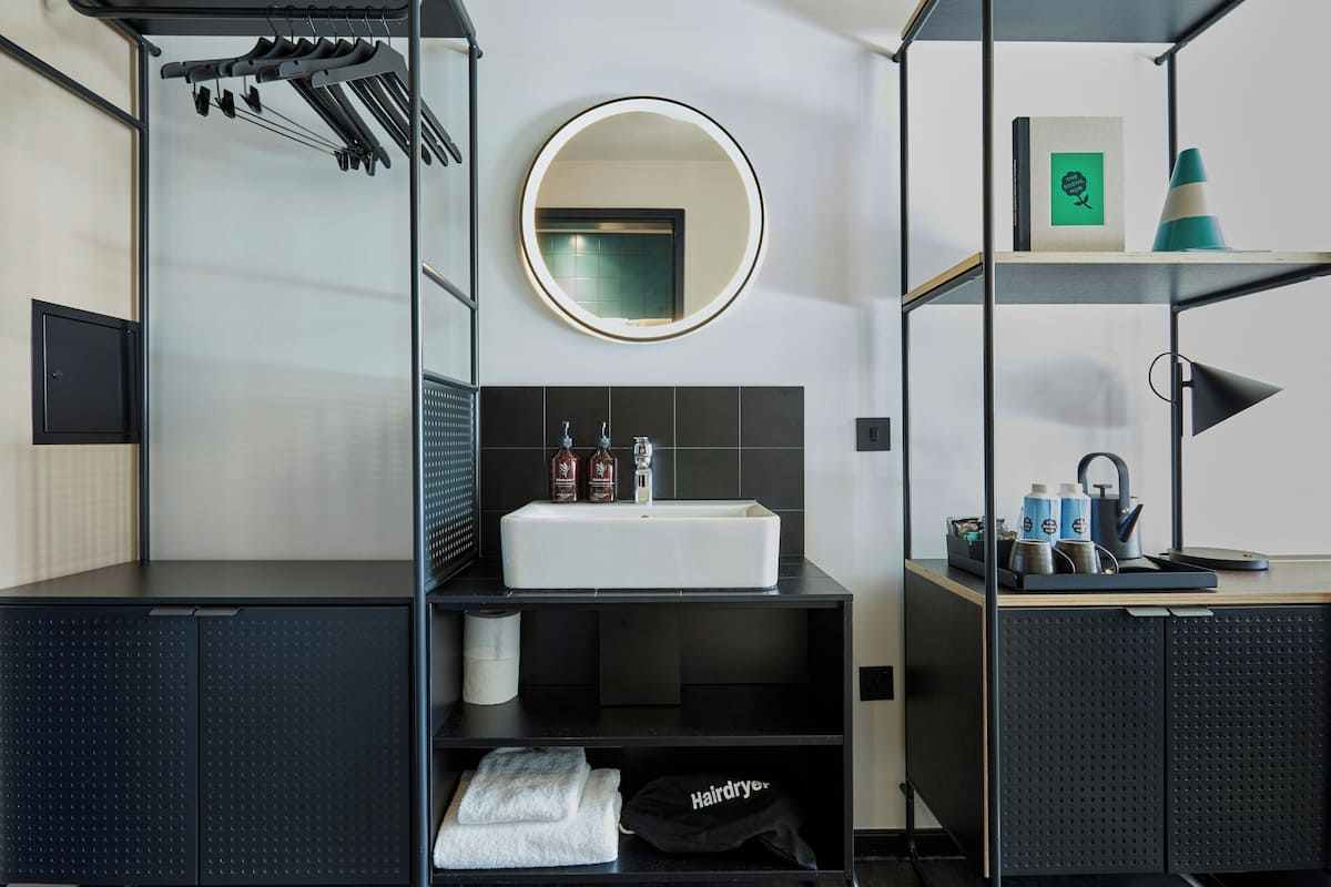 Escriptori, espai de treball apte per a portàtils i cortines opaques