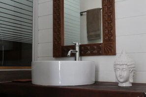 Regadera, secadora de cabello, toallas, papel de baño