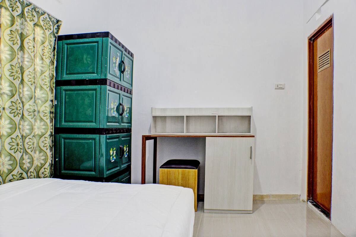 Desk, free WiFi, bed sheets