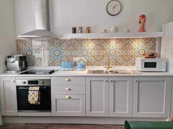 Køleskab, mikrobølgeovn, ovn, kogeplade