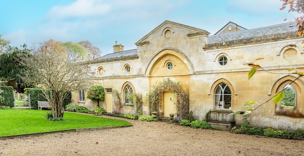 Exterior - Artisan Hall: 4BD Stunning Grandeur in Cotswolds (Toddington)