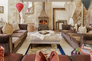 TV, fireplace, DVD player, stereo - Artisan Hall: 4BD Stunning Grandeur in Cotswolds (Toddington)