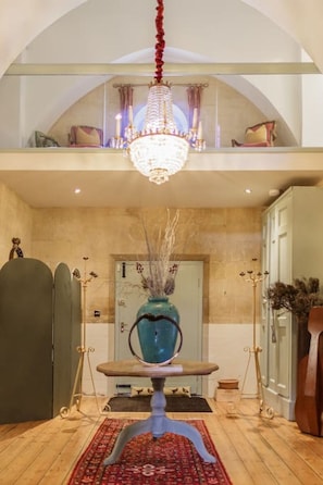 Interior - Artisan Hall: 4BD Stunning Grandeur in Cotswolds (Toddington)