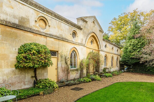 Exterior - Artisan Hall: 4BD Stunning Grandeur in Cotswolds (Toddington)