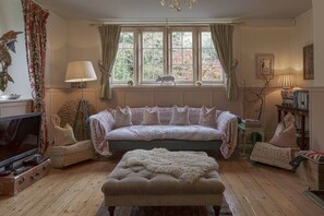 TV, fireplace, DVD player, stereo