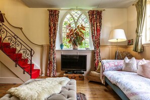 TV, fireplace, DVD player, stereo - Artisan Hall: 4BD Stunning Grandeur in Cotswolds (Toddington)