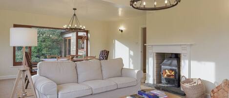 Fernseher, Kamin, Stereoanlage