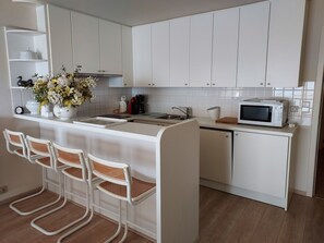 Kühlschrank, Mikrowelle, Ofen, Geschirrspüler