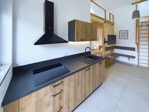 Fridge, oven, stovetop, dishwasher - Neue Ferienwohnung 35qm u. Balkon in Sehr Schöner Lage, Direkt am Fluss (Singen (Hohentwiel))