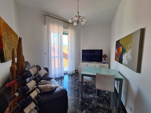 Appartement Confort | Aire de séjour | Téléviseur connecté de 42 po avec télévision numérique
