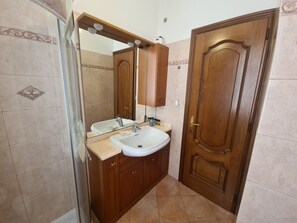 Departamento urbano | Baño | Amenidades de baño gratuitas, secadora de cabello, batas, bidet 