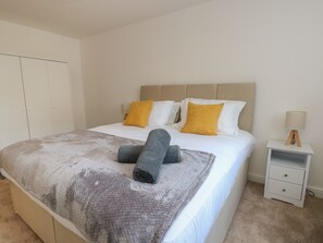 3 bedrooms, individually decorated, individually furnished, free WiFi - The Church (Holyhead)