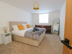 3 bedrooms, individually decorated, individually furnished, free WiFi - The Church (Holyhead)