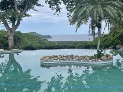 Penthouse with vaulted ceilings overlooking the beautiful Pacific Ocean!