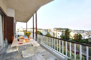 Outdoor dining - Elegant apartment with Sea View (Voula)
