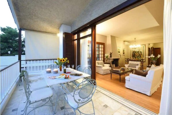 Outdoor dining - Elegant apartment with Sea View (Voula)