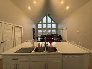 Fridge, microwave, oven, stovetop - Perfect Lake House on Lake Cumberland (Somerset)