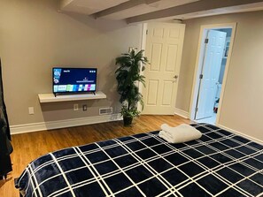 1 bedroom, iron/ironing board, travel crib, WiFi - 2 minutes to the mall, home away from home, cool neighborhood parks, restaurant. (London)
