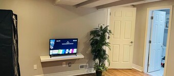 2 minutes to the mall, home away from home, cool neighborhood parks, restaurant.