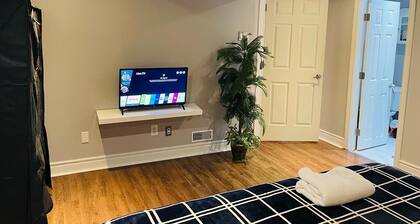 2 minutes to the mall, home away from home, cool neighborhood parks, restaurant.