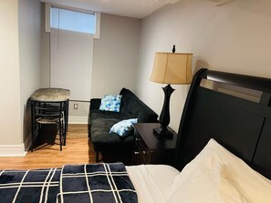 1 bedroom, iron/ironing board, travel crib, WiFi - 2 minutes to the mall, home away from home, cool neighborhood parks, restaurant. (London)