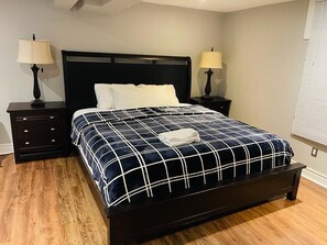 1 bedroom, iron/ironing board, travel crib, WiFi - 2 minutes to the mall, home away from home, cool neighborhood parks, restaurant. (London)