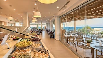 5 間餐廳;供應早餐、午餐、晚餐;多國菜
