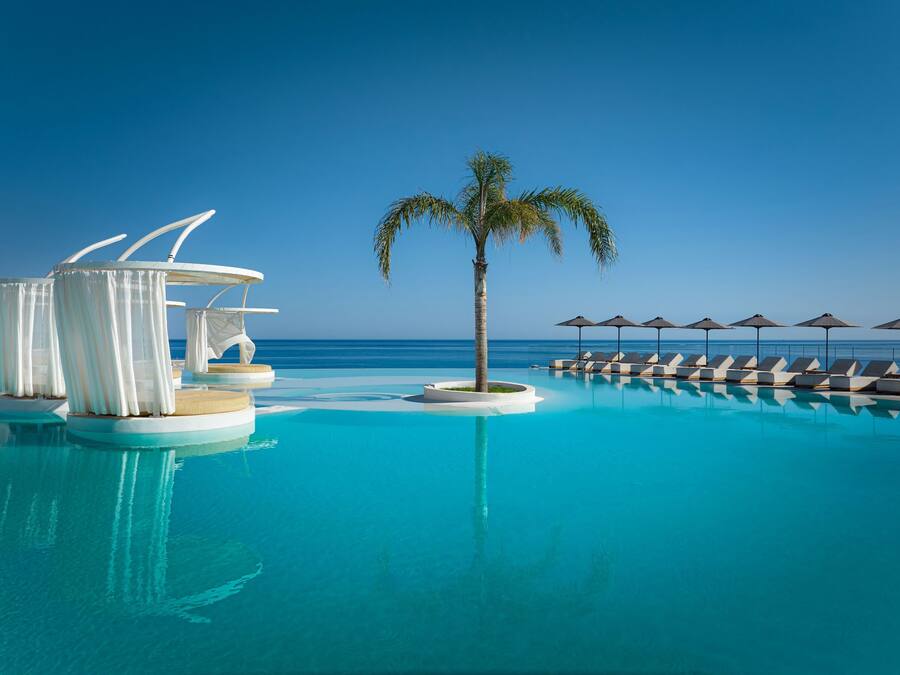 Piscina externa sazonal, funciona das 8h30 às 20h, guarda-sóis