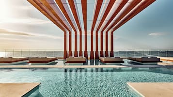 Hồ bơi ngoài trời phục vụ theo mùa, dù/ô trên bãi biển/hồ bơi