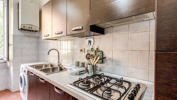Fridge, oven, stovetop, coffee/tea maker