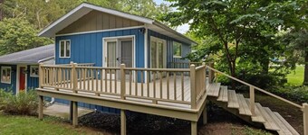 Family Friendly Retreat, sleeps 12+, Pole Barn with games, Large inground pool