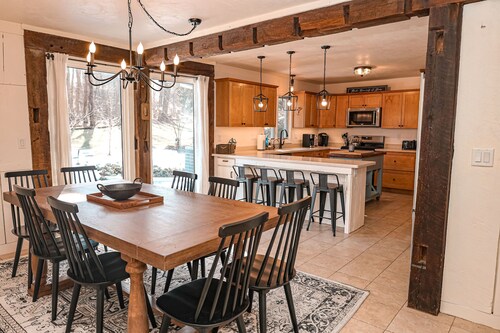 Family Friendly Retreat, sleeps 12+, Pole Barn with games, Large inground pool