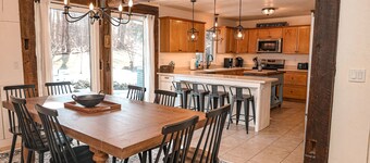 Family Friendly Retreat, sleeps 12+, Pole Barn with games, Large inground pool