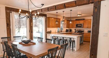 Family Friendly Retreat, sleeps 12+, Pole Barn with games, Large inground pool