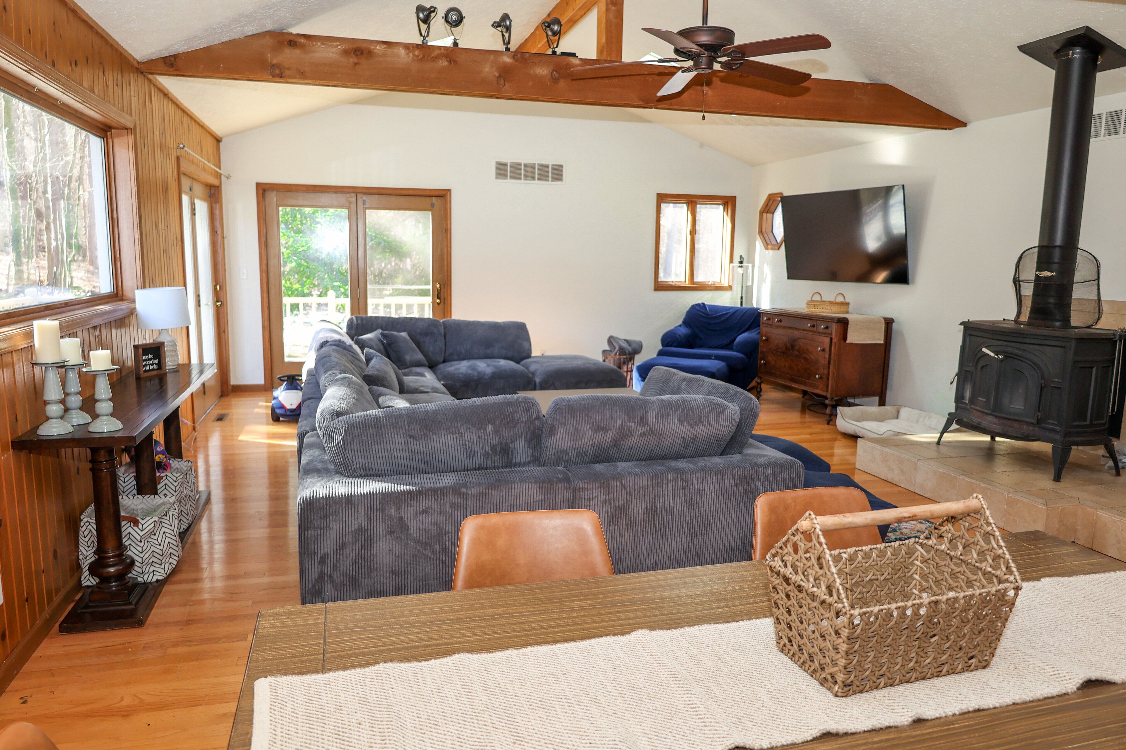 Smart-TV, Tischtennisplatte, Bücher