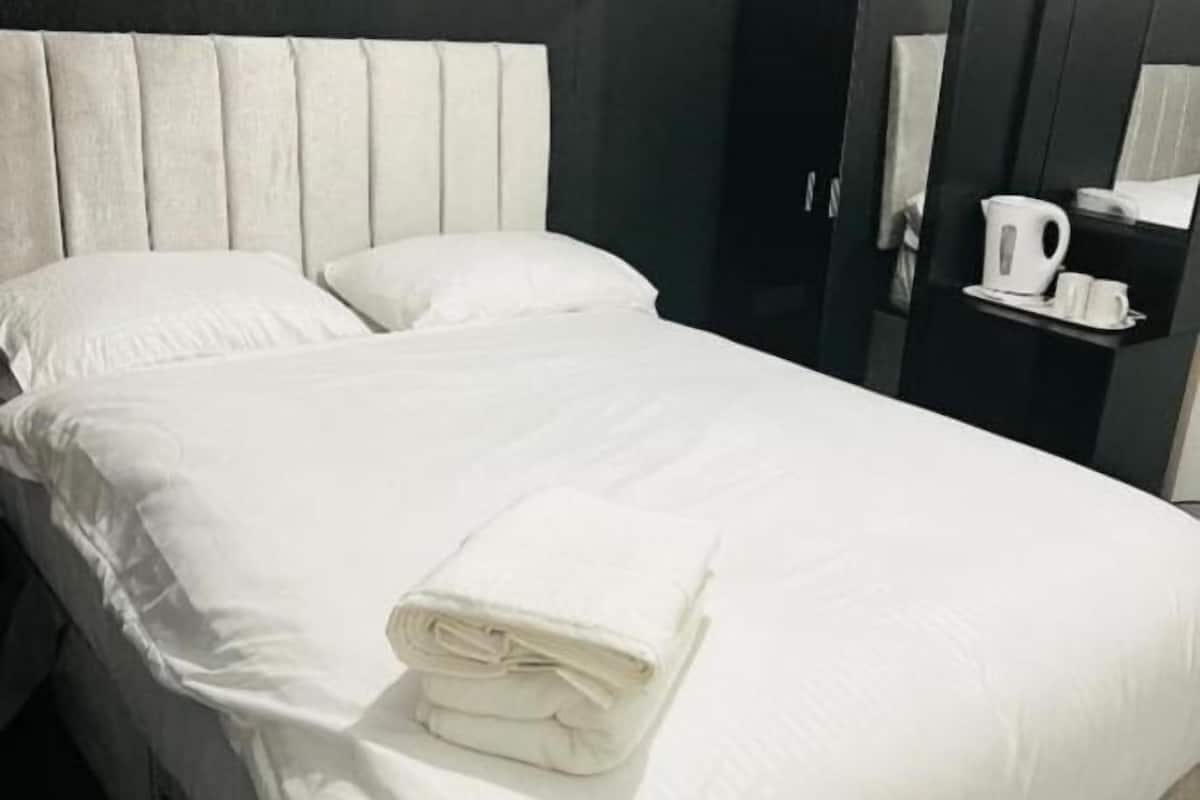 Escritorio, wifi gratis y ropa de cama