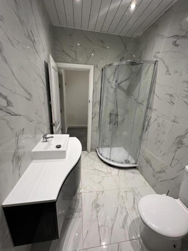 Shower, free toiletries, towels, soap - The Pleasant House (Manchester)