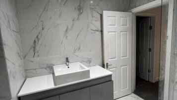 Ducha, artículos de higiene personal gratuitos, toallas y jabón