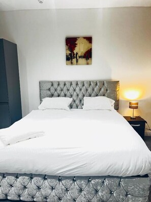 Deluxe Triple Room, Multiple Beds (Studio) | Desk, free WiFi, bed sheets