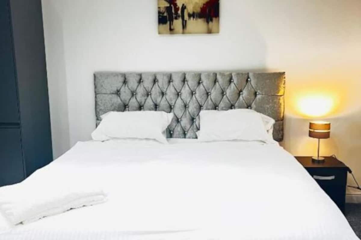 Escritorio, wifi gratis y ropa de cama