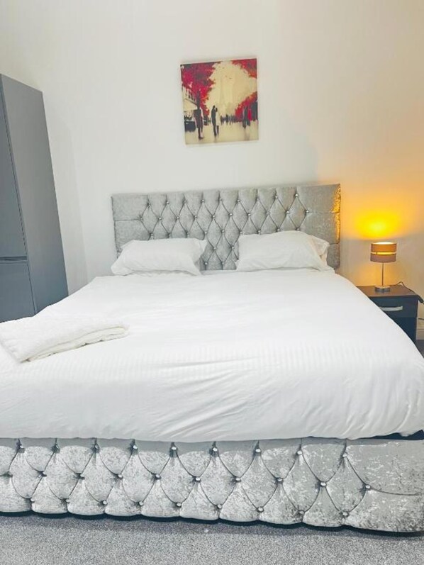 Standaard driepersoonskamer, Meerdere bedden (Shared) | Een bureau, gratis wifi, beddengoed