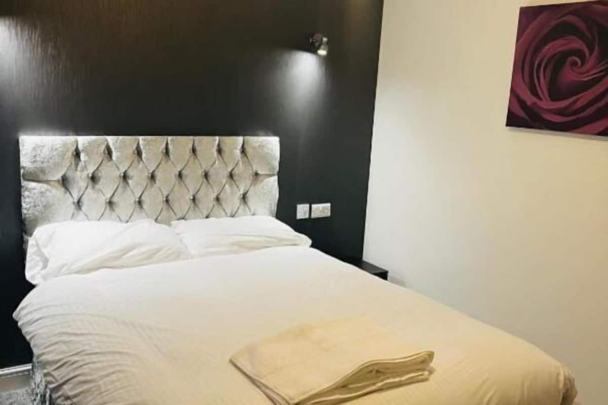 Escritorio, wifi gratis y ropa de cama