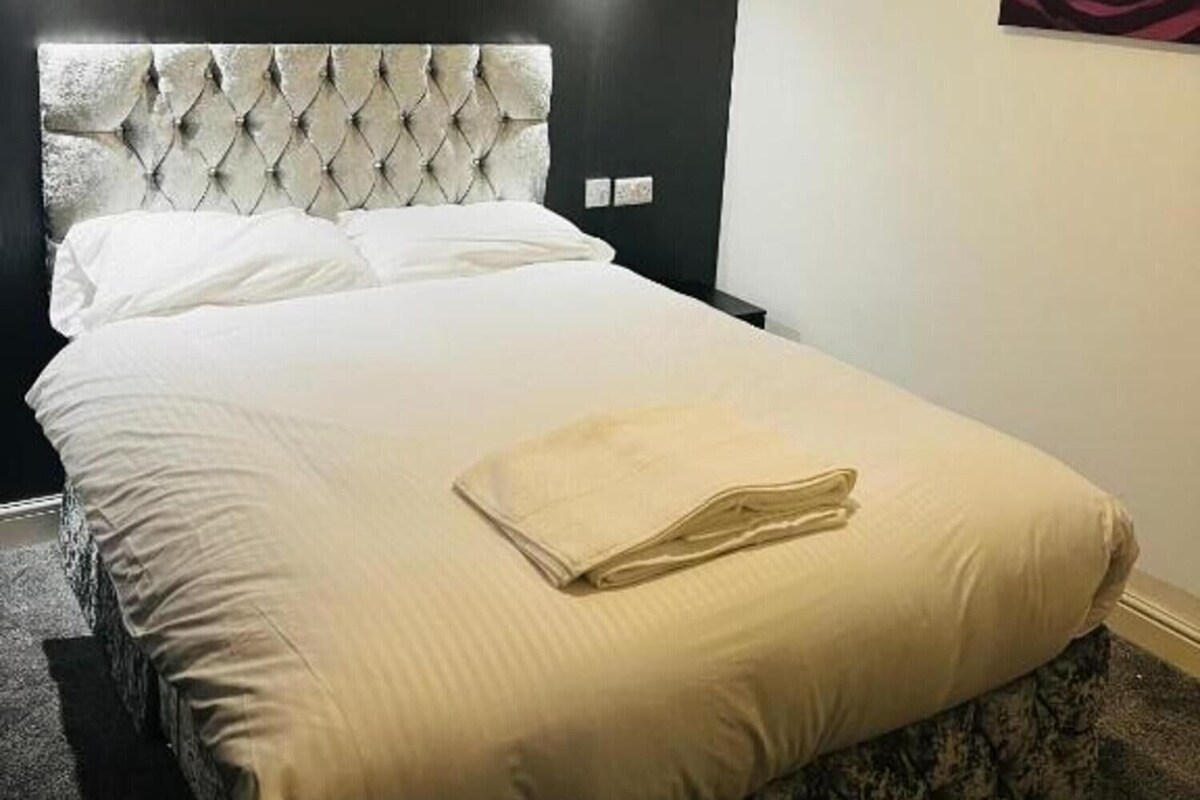 Desk, WiFi (free), bed sheets