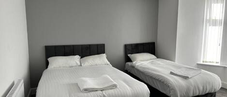 Escritorio, wifi gratis, ropa de cama