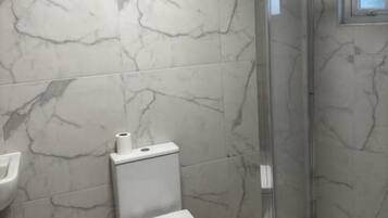 Ducha, artículos de higiene personal gratuitos, toallas y jabón