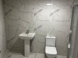 Shower, free toiletries, towels, soap - Cheetham Hill Guest House (Manchester)