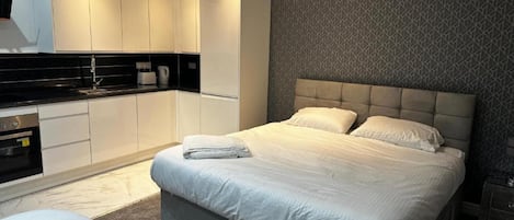 Quarto casal luxo, 1 cama de casal | Escrivaninha, Wi-Fi de cortesia, roupa de cama