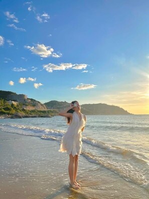 On the beach, white sand - FLC Sea Tower Ocean View Quy Nhon (Quy Nhon)