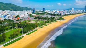 Trên bãi biển, cát trắng 
